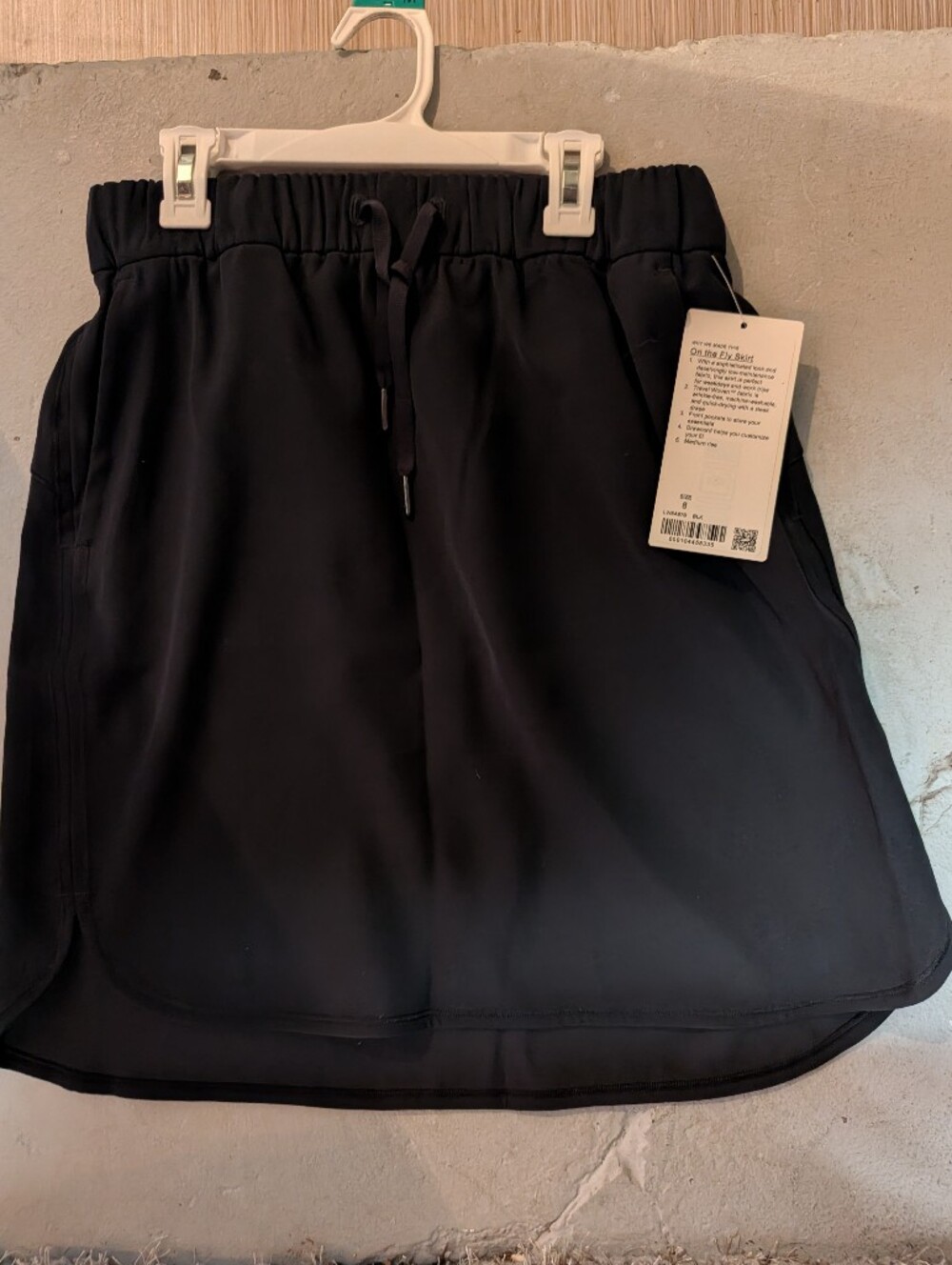 Womenโs Black Elastic-Waist Skirt